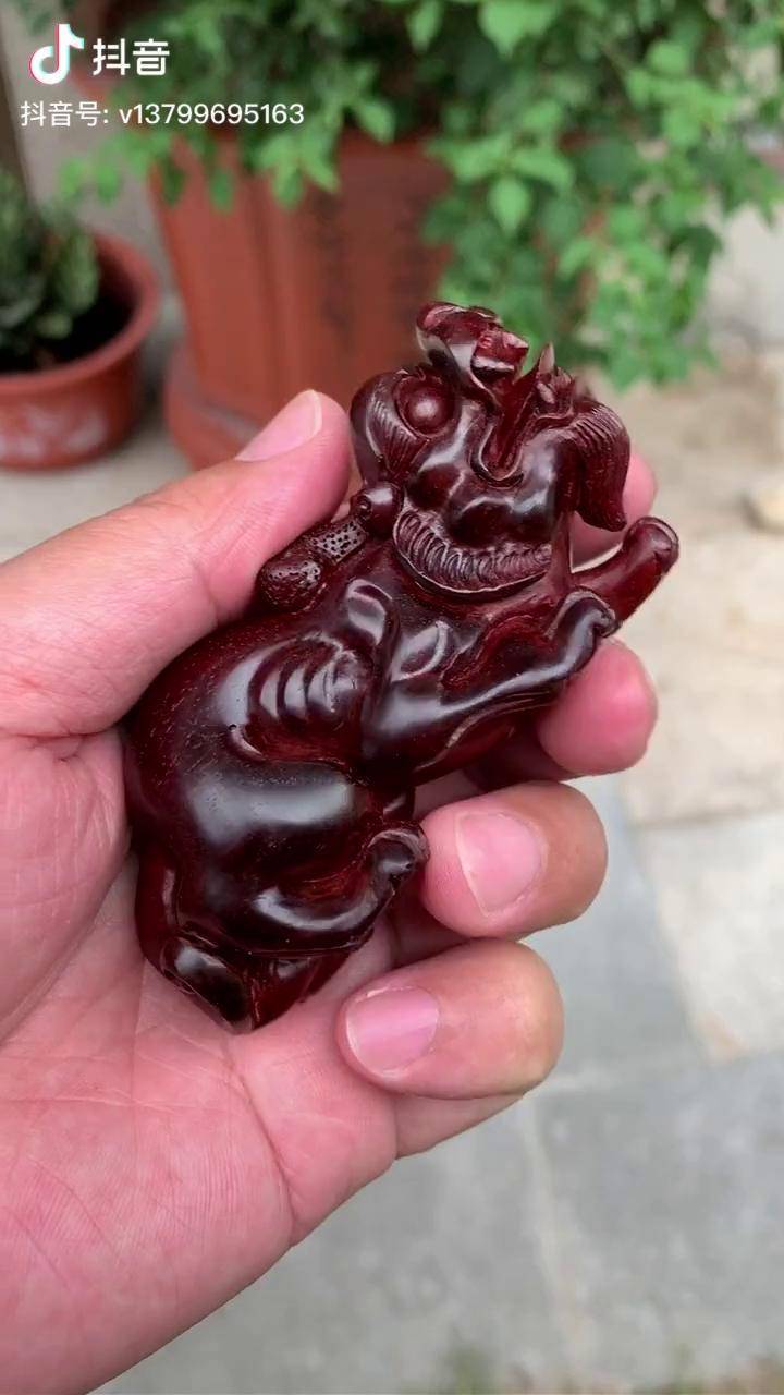 小叶紫檀木雕了一个貔貅把玩件