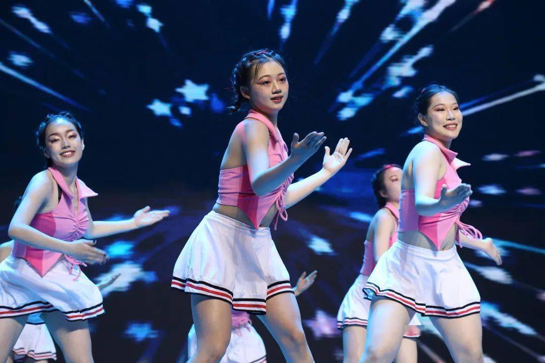 啦啦操决赛来袭我们的青春与浪漫永不落幕