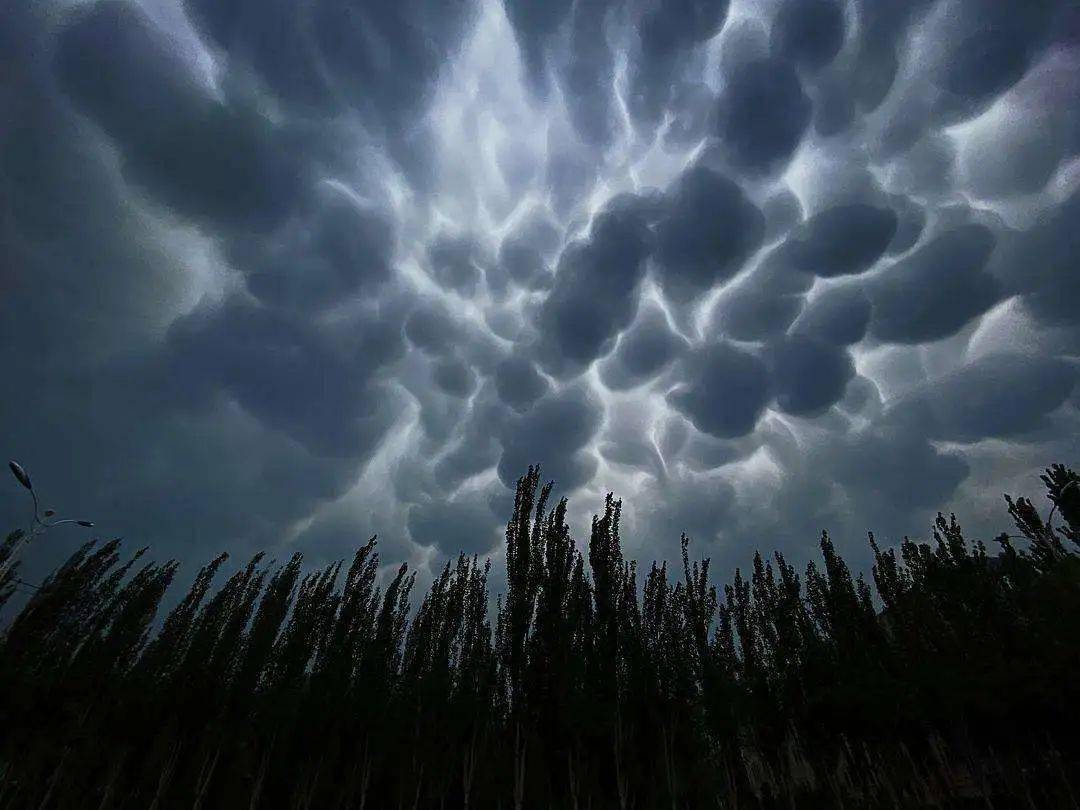 表现为覆盖数千平方公里的长形波状涟漪,或者是接近球形的斑块状云层