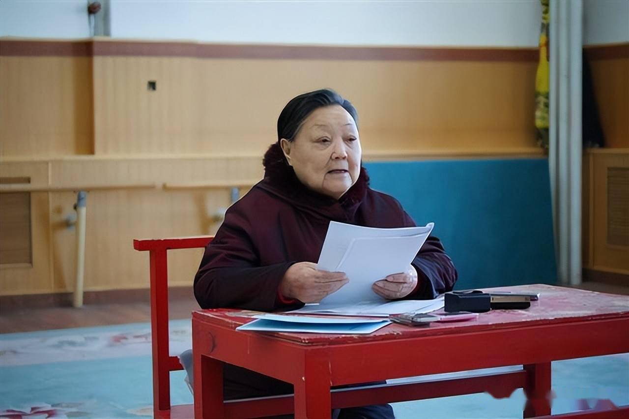 从小就经常用收音机听马金凤老师唱的豫剧,我们一家人都喜欢听.