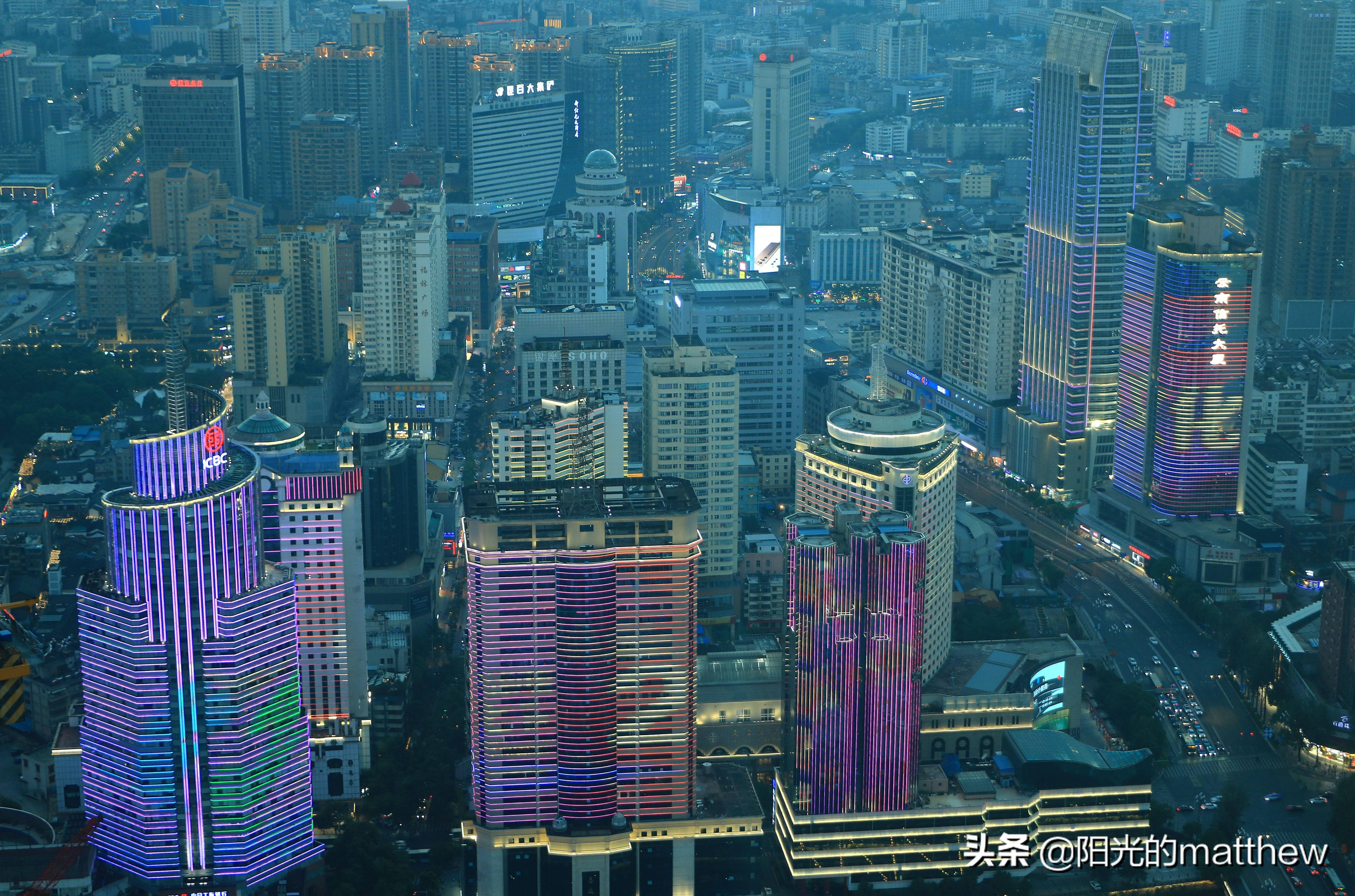 在昆明最高地标俯瞰城市风景,举目远眺城市风景美