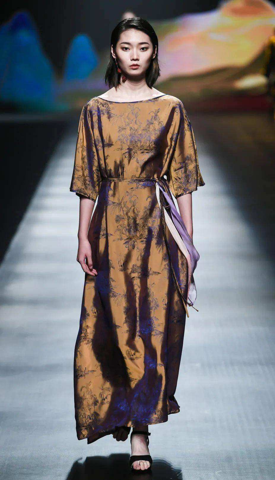 兰悦东方禧媚莲依植物染丨香云纱的新中式时尚大秀