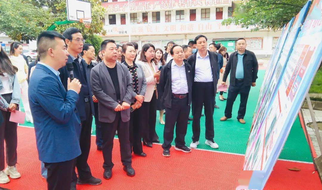 在市人大常委会副主任方新生,田晓琴的带领下在我县开展实地观摩活动