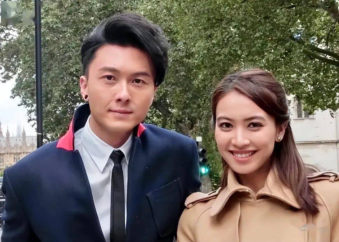 港姐朱千雪转行当律师,穿职业装现身法院显知性,身旁站满西装男_工作