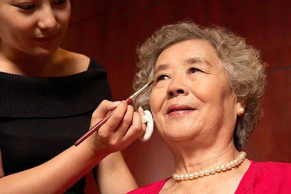 中老年人如何"妆"扮出精气神?这几招您可得收藏好_化妆_技巧_皓文