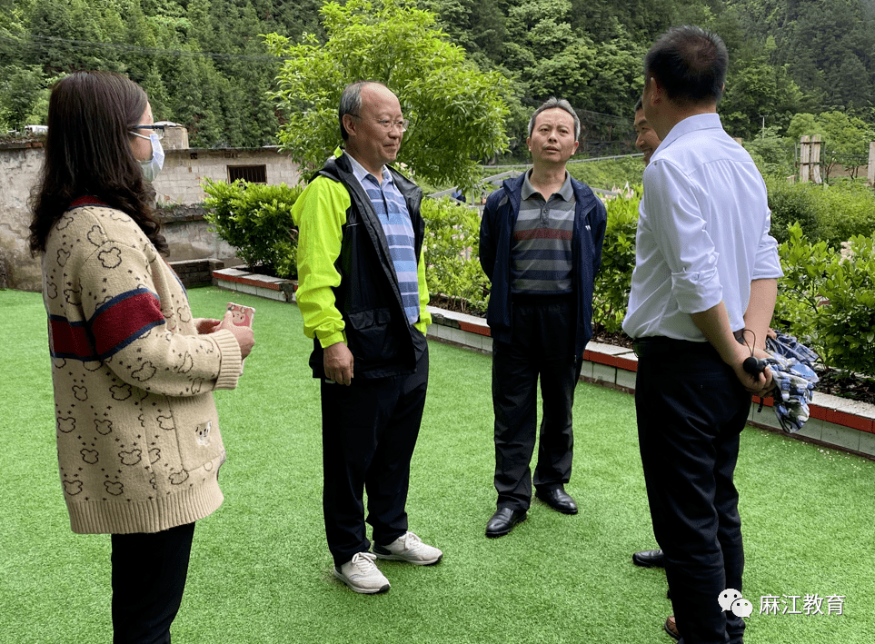省直机关工委驻岩莺村第一书记袁维学到麻江县宣威中心幼儿园岩莺分园