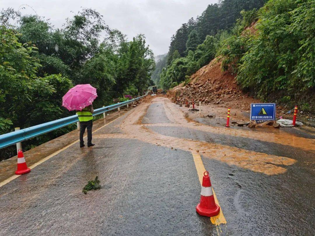 據瞭解,此次大暴雨造成榕江縣境內國道g321線公路邊坡大面積山體塌方