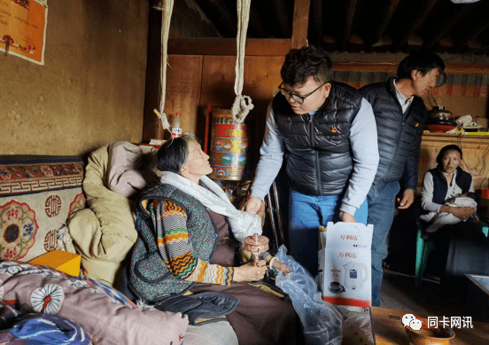 八宿县同卡镇卡顶村驻村工作队开展走访慰问送真情活动