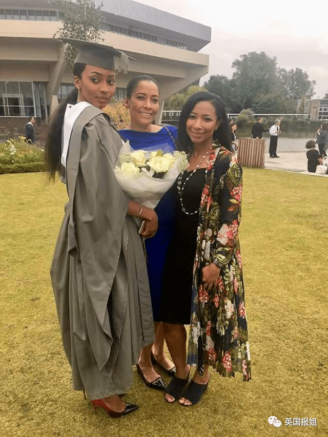 办了一场追悼音乐会,请迈克尔的哥哥杰梅因·杰克逊到冈比亚演出