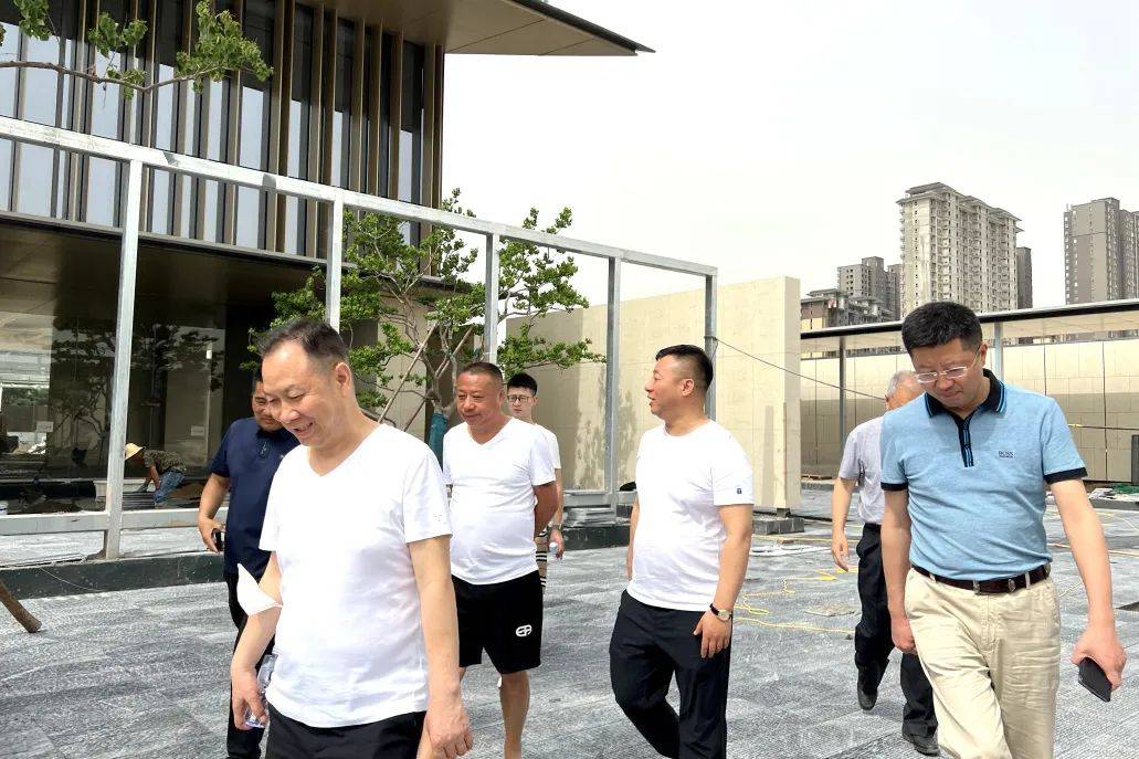 万众集团董事长李五亮先生莅临上上玫瑰园施工现场交流指导_品质_产品