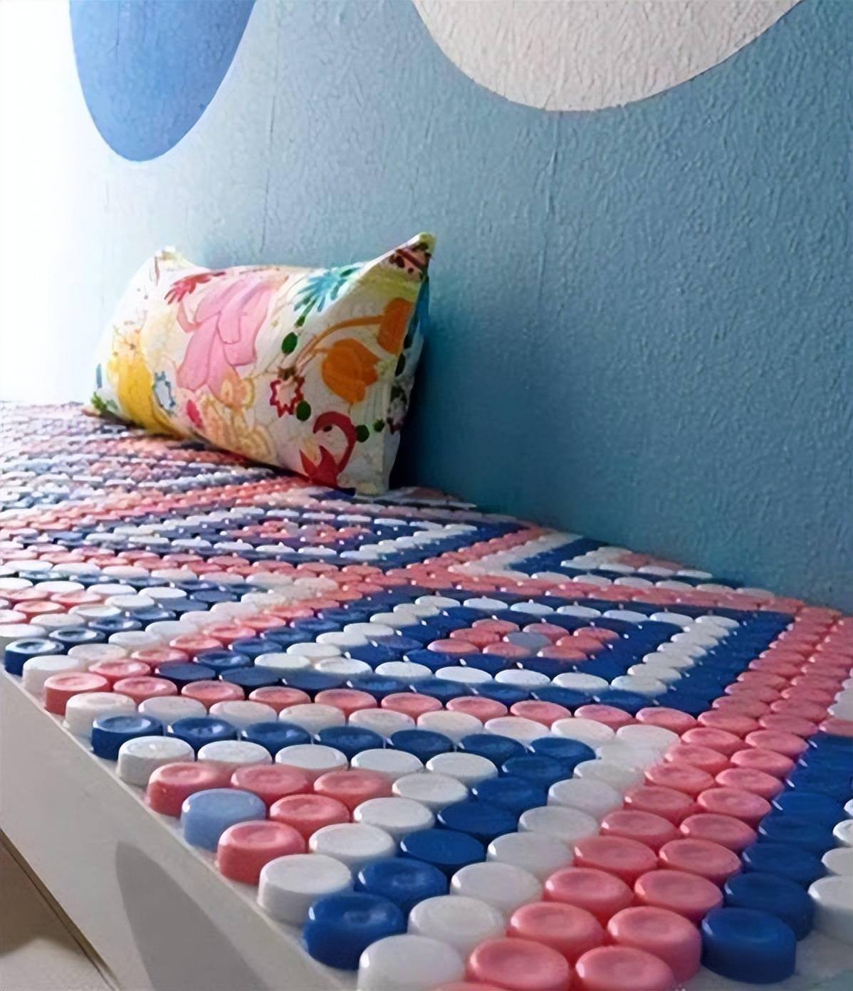 外国人的想法总是天马行空,用塑料瓶装饰房子的外立面,效果超赞_瓶盖