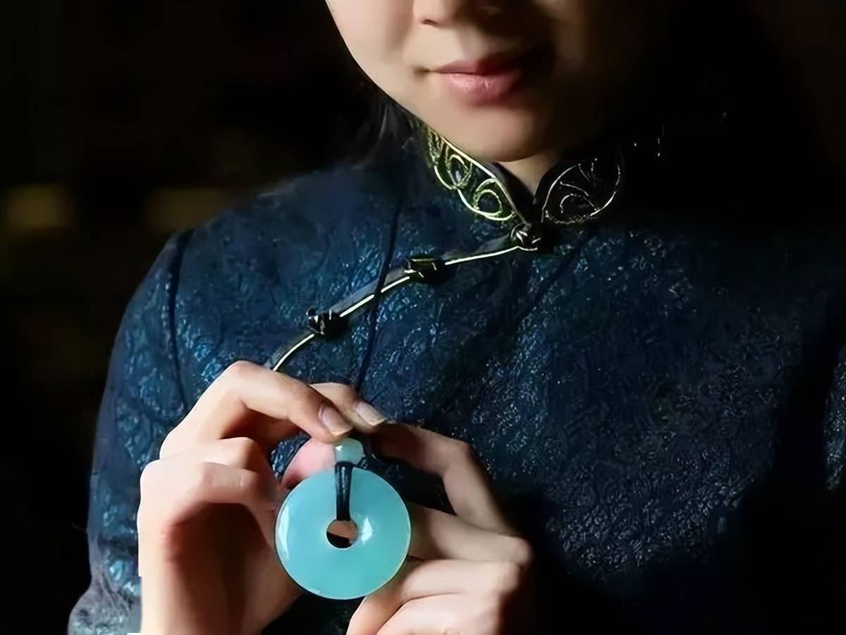 老话说"人养玉三年,玉养人一生"?坚持佩戴玉手镯,有啥好处呢