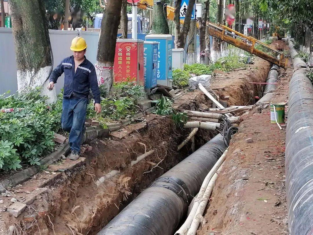 云浮市区河滨中路供水管网改造进度加快现场