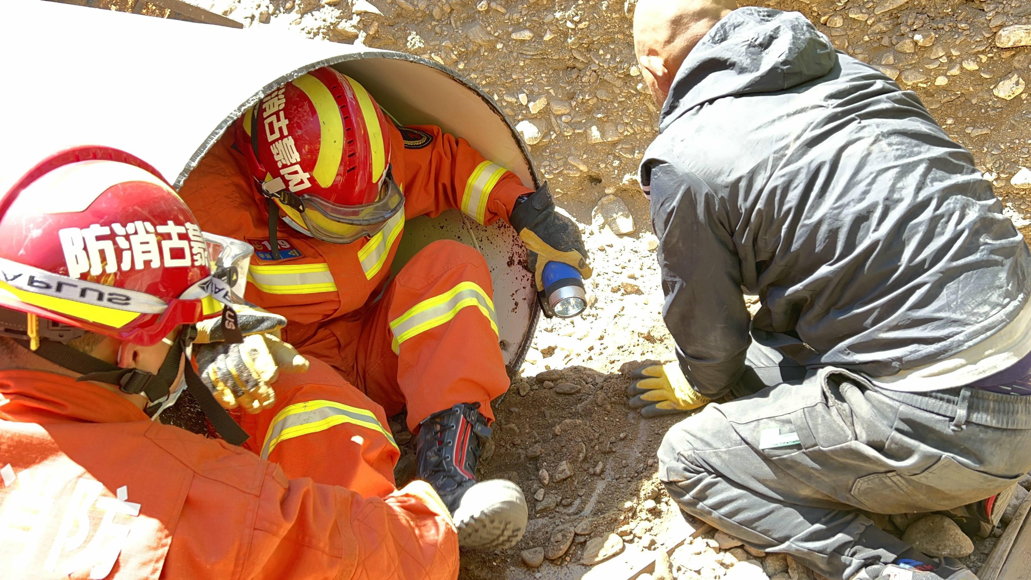 呼和浩特一工地发生塌方事故 1名工人被埋_管道_男子_救援