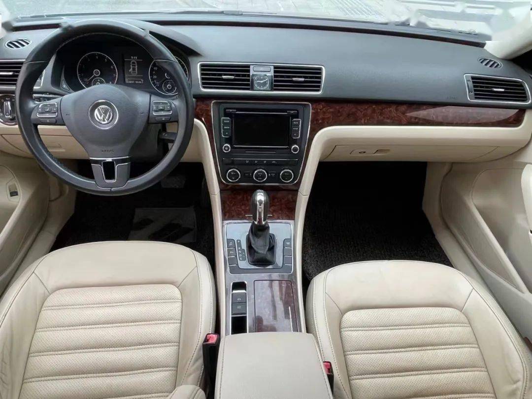 2011年大众帕萨特18t顶配本地一手车