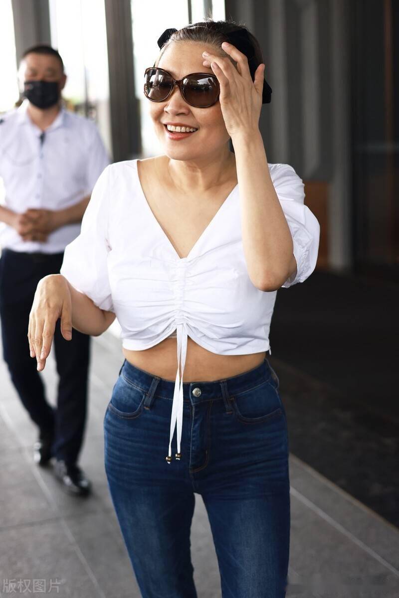 街拍张蔷白色抽绳上衣牛仔裤娃娃鞋简约休闲