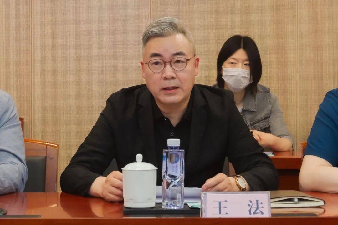 江苏省美术馆书记,馆长王法致辞座谈会上,大家高度评价了康平先生的