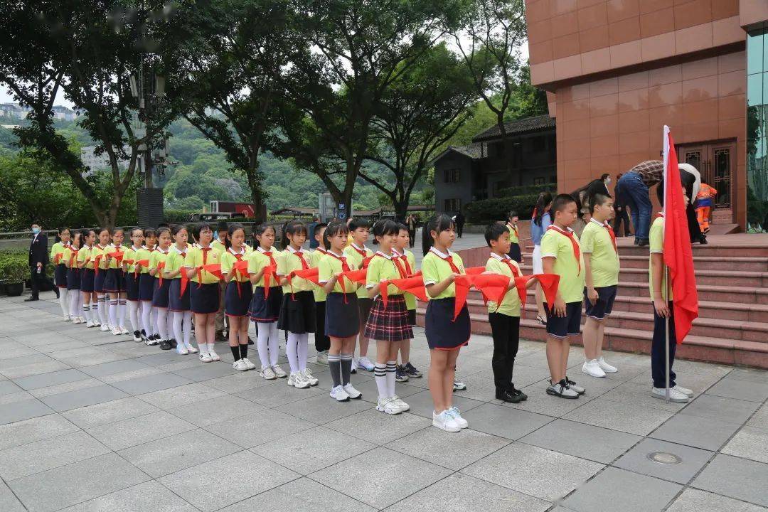 喜迎二十大争做好队员渝中区各小学开展少先队分批入队仪式