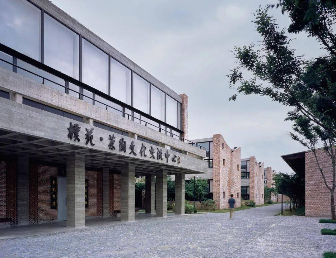与庭院之间的走廊08 陈颢▲通过檐廊与榉树广场相连的展陈楼08