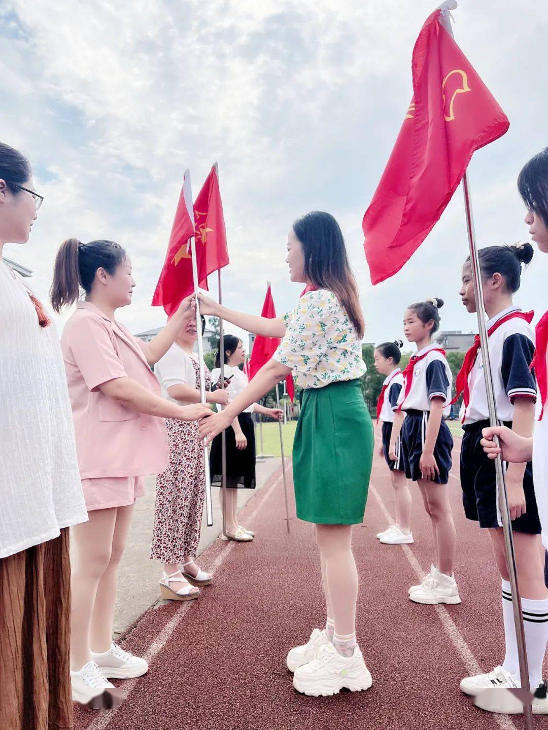 喜迎二十大争做好队员湘湖中心小学2022年一年级新生入队暨红领巾奖章