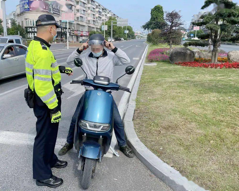 歙县交警持续推进"一盔一带"安全守护行动_头盔_电动车_摩托车
