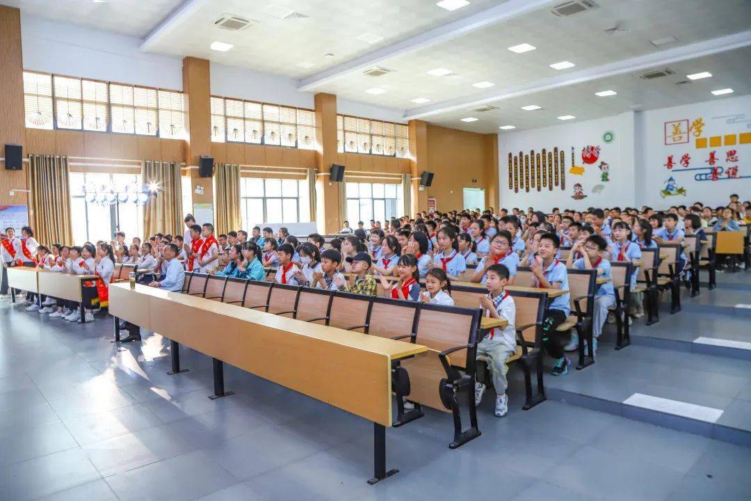 暖心他們向涇縣千畝園學校困難學生髮放慰問金