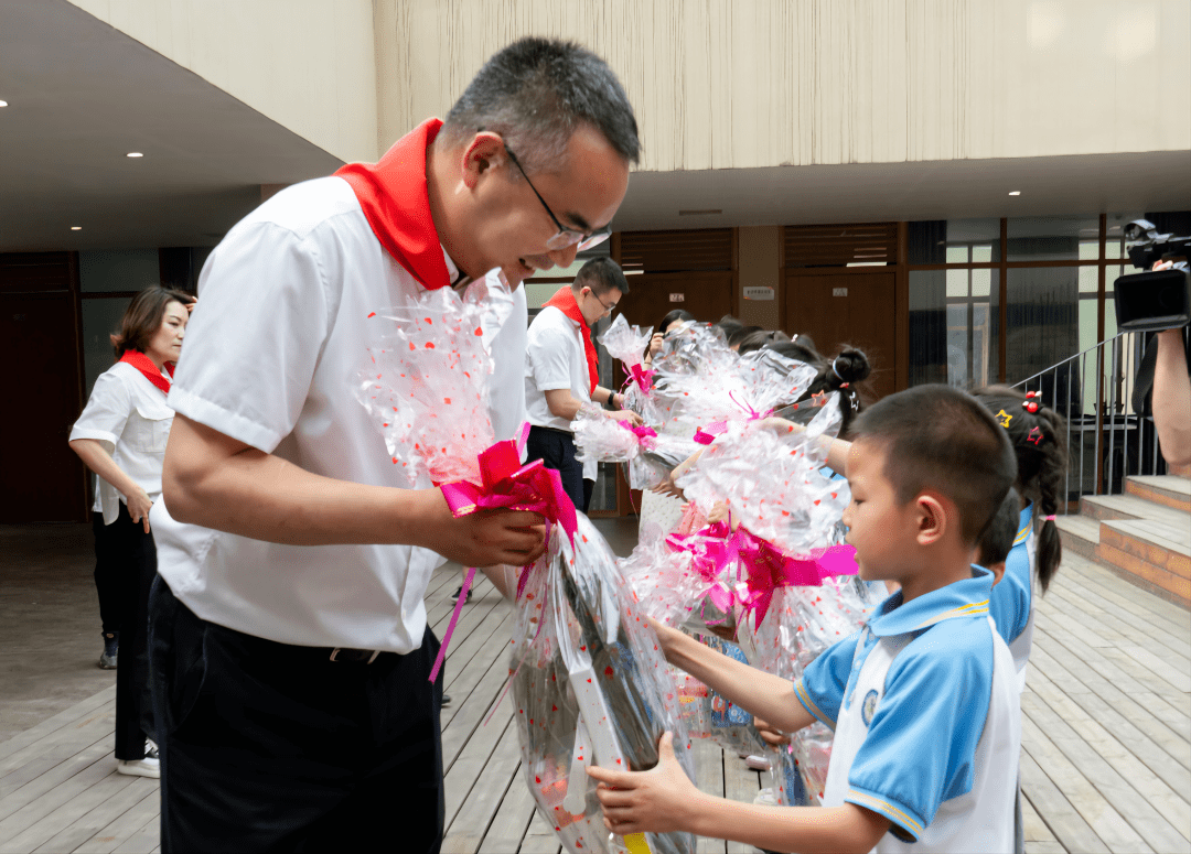 区委书记谢斌区委副书记代理区长李得立开展六一慰问活动