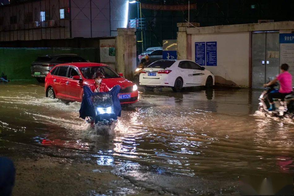 實拍暴雨致海口多路段積水嚴重雨後彩虹晚霞迷人