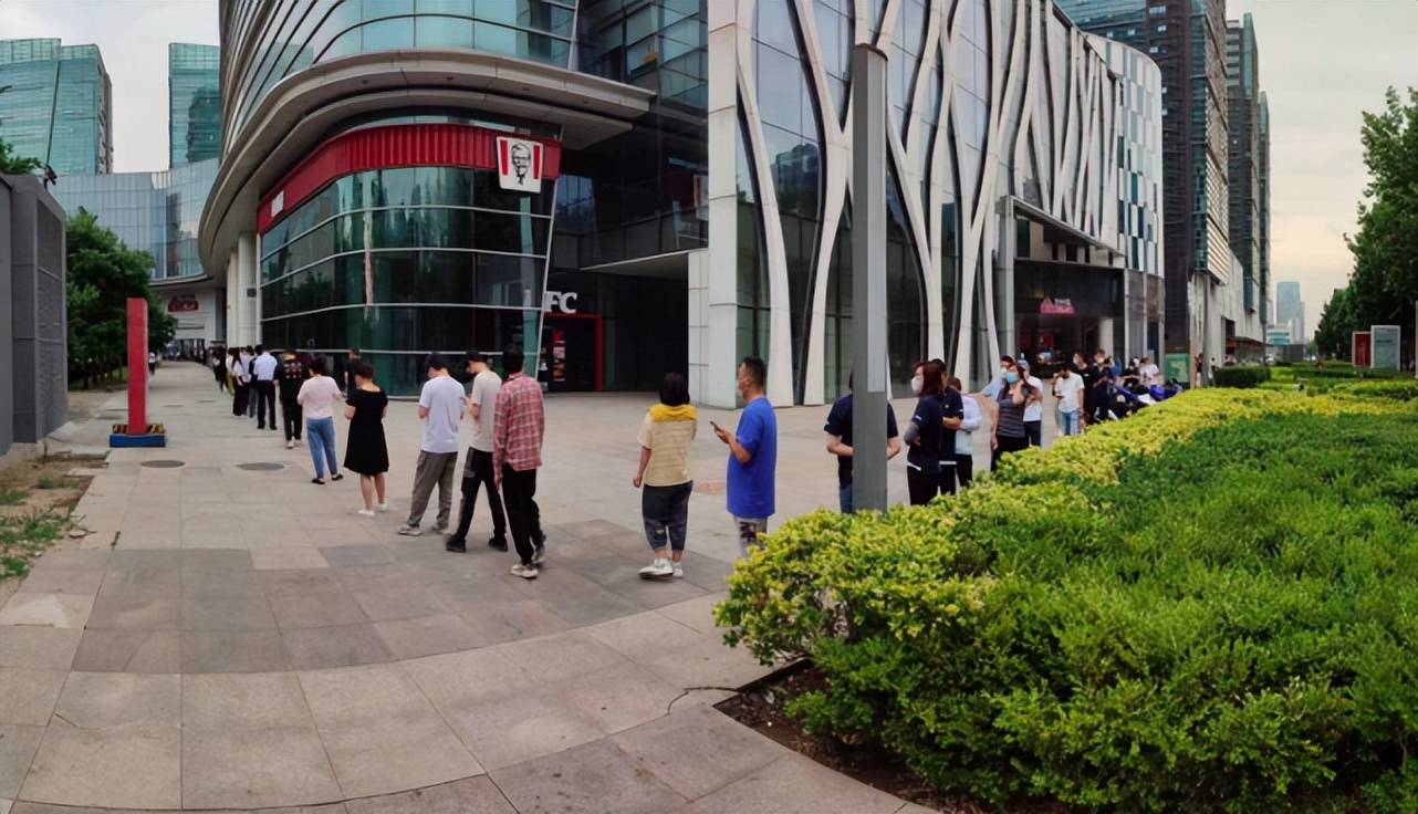 而在经开区北环东路和荣华中路交界处的力宝广场,由于紧邻万源街地铁