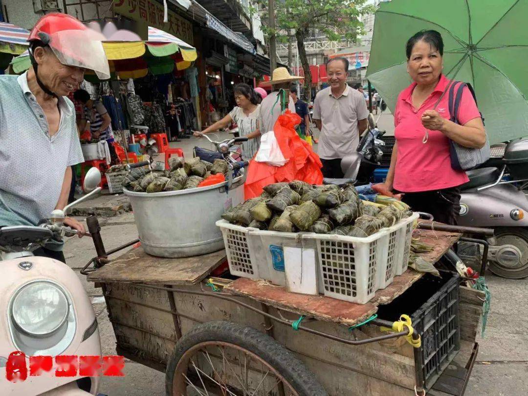 小编实地探访了一下东城市场,卖粽子的摊点随处可见.