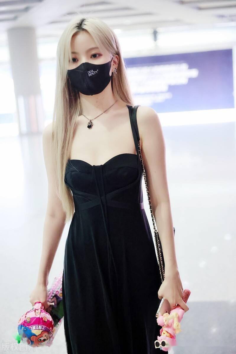 街拍陈卓璇身着黑色吊带裙金发披肩性感甜美