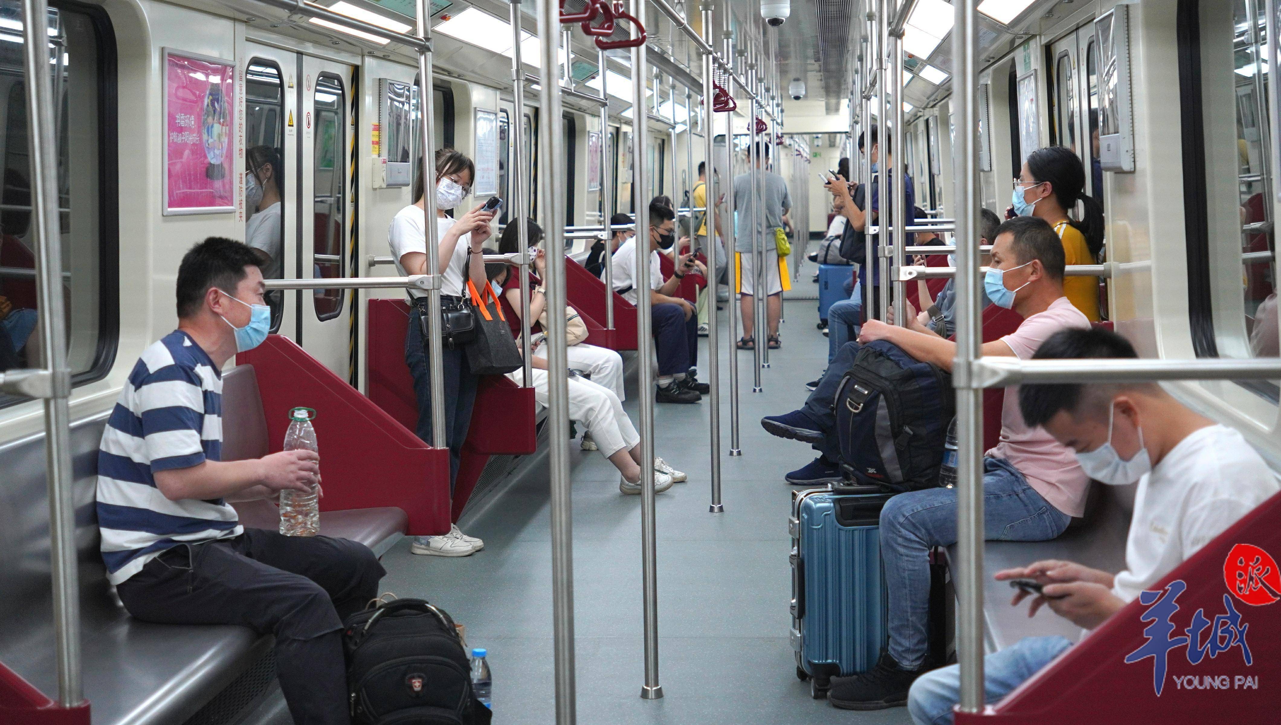 记者直击焕发新生广州最老地铁上线首列翻新车
