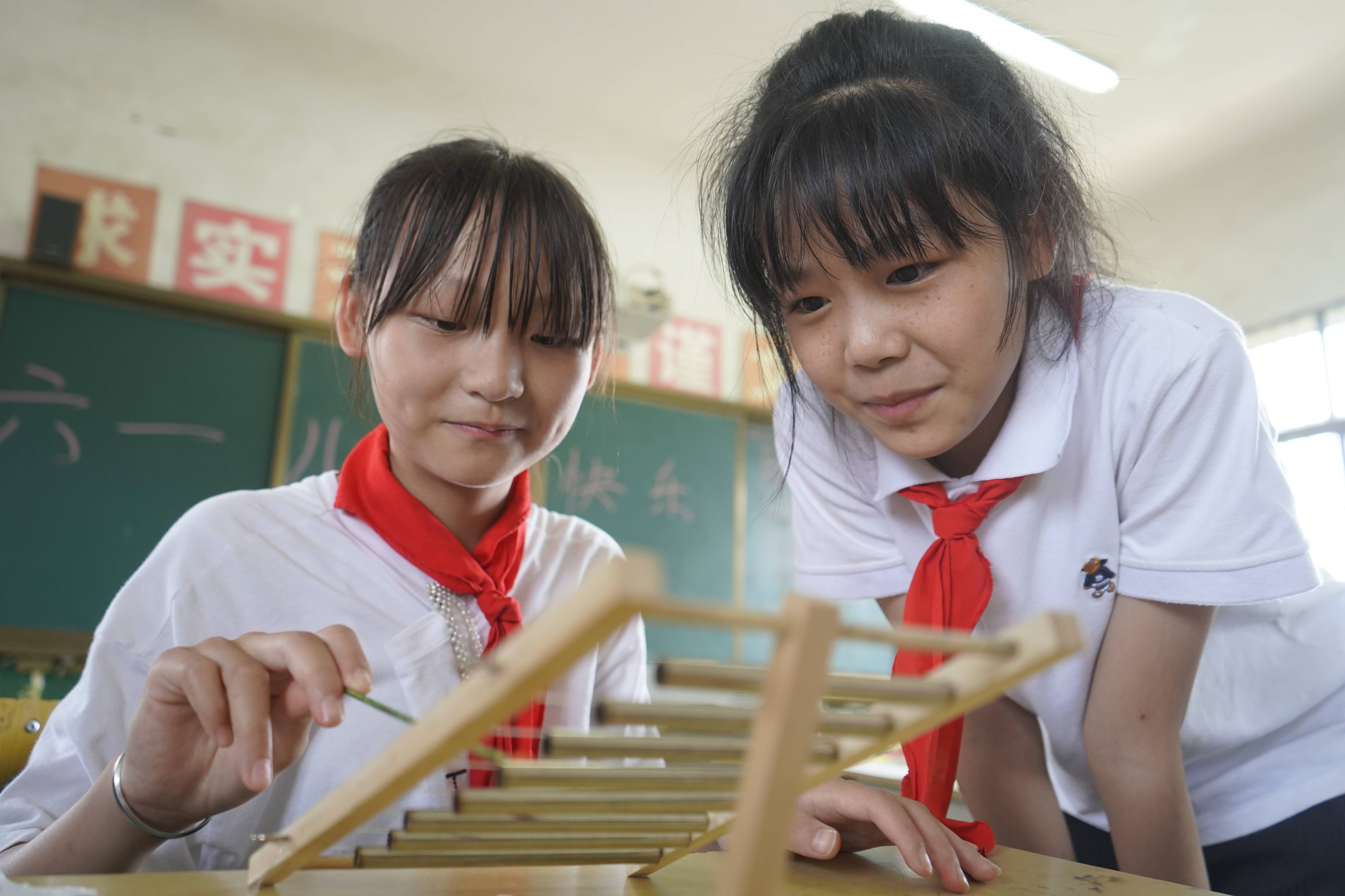 6月1日,在湖南省醴陵市沈潭鎮鰲仙小學,學生利用塑料瓶製作