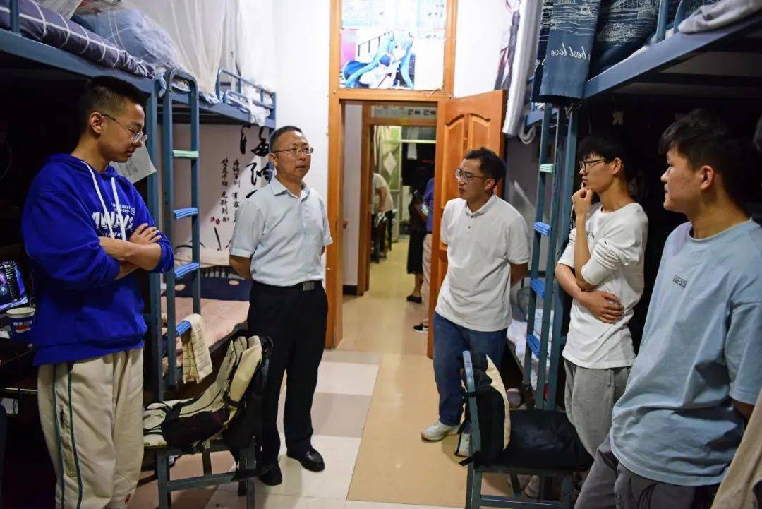落实一线工作法,倾听学生心声——保山学院书记,校长走进宿舍,课堂