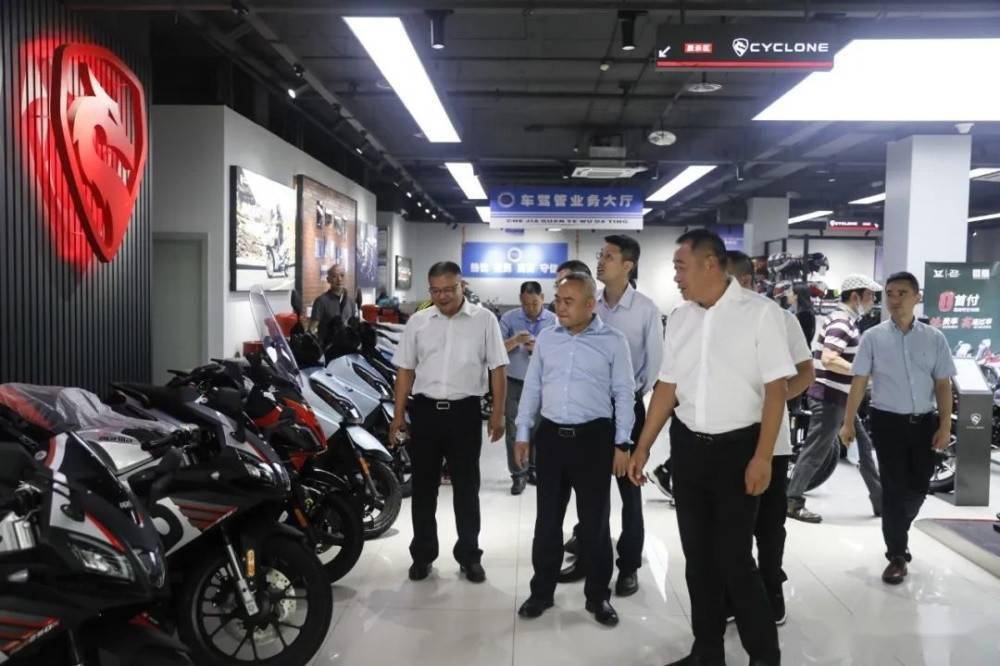 开幕仪式过后,巴南区人民政府副区长代建红等领导参观赛科龙旗舰店