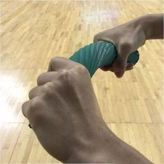 平时在家也可以练习的羽毛球七个手腕力量训练动作