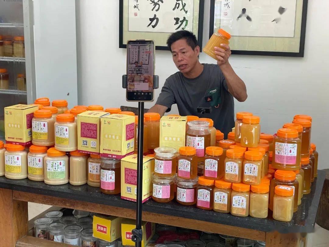 都杨桃坪蜂农变身主播带货蜂蜜销售搭上电商快车