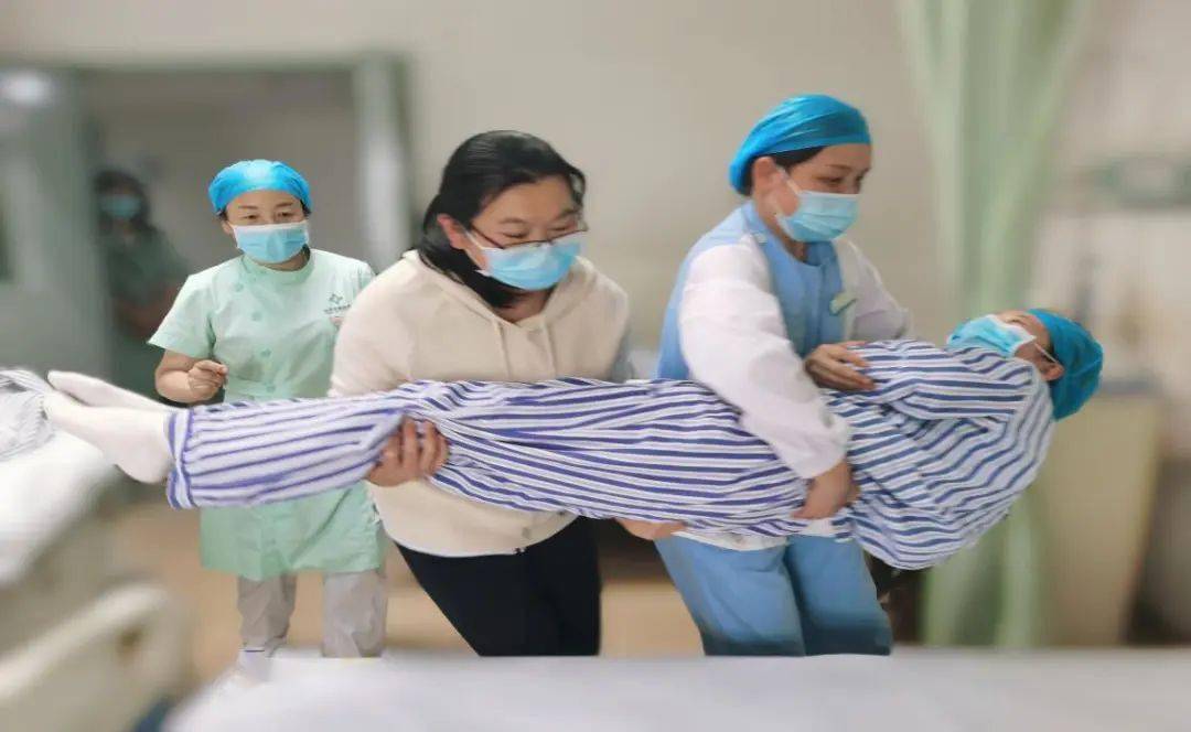 护士变"患者" 换位更有爱_手术_病人_搬运