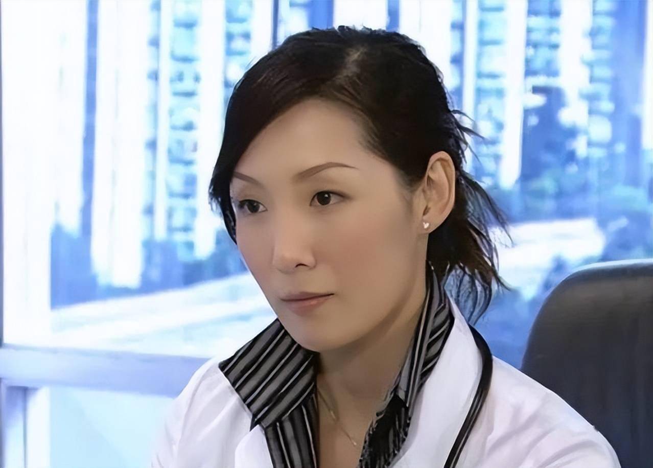 香港知名女星罕见现身状态冻龄气质佳嫁入豪门拒绝复出拍戏