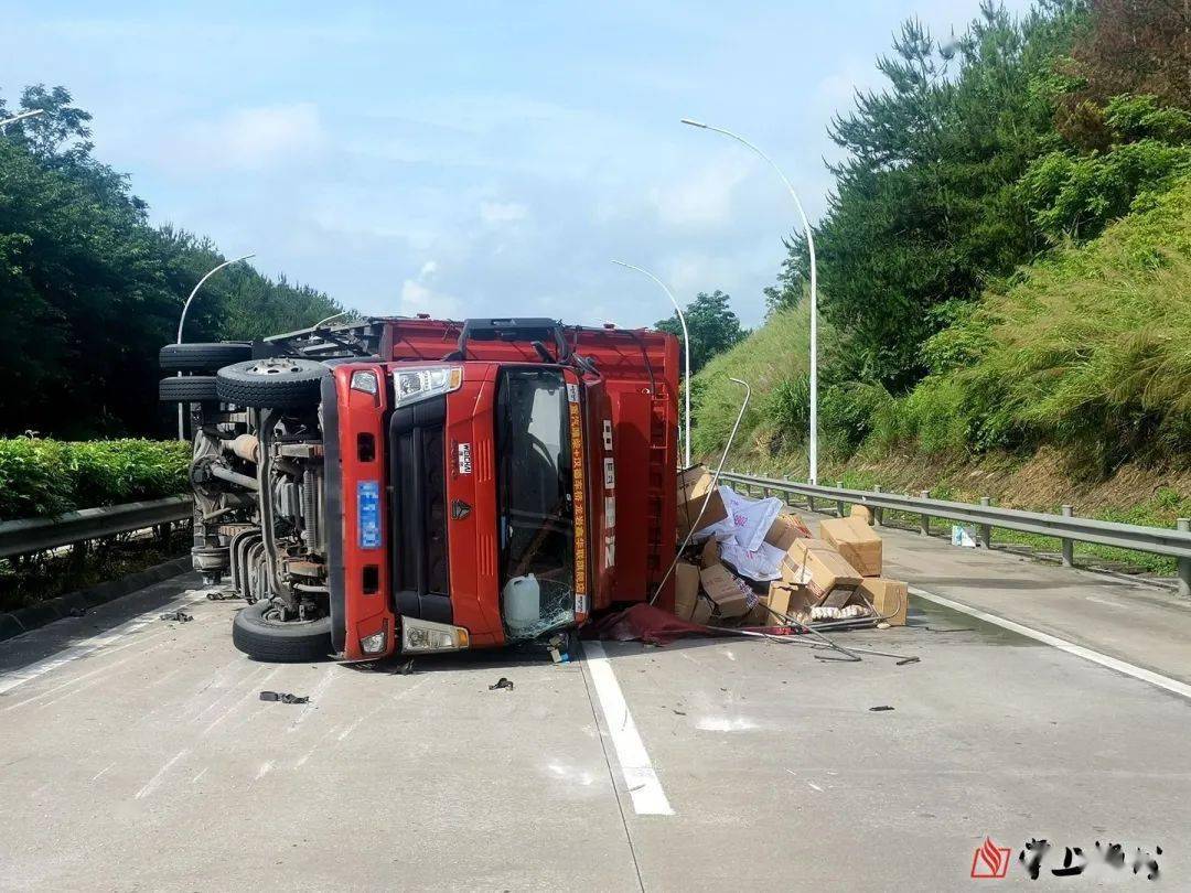 梅州高速路上货车轮胎脱落发生侧翻,8吨货物散落一地…_车辆_事故