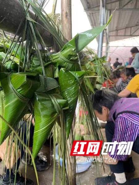 200名村民参加 省统计局驻村工作队组织开展“迎端午包粽子”活动