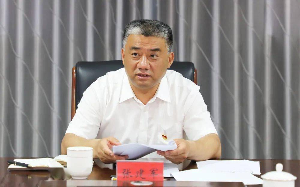 会上,张建军听取了数字化盐碱渔业产业链项目,运城盐隆清洁能源有限