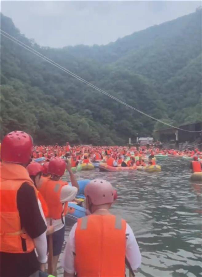 秦岭峡谷乐园景区漂流游客等两小时不开闸齐喊退票，文旅局：已下令整改