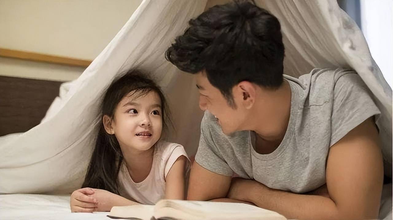 女儿和爸爸紧紧相拥“亲吻”，虽说是生日，但总感觉父女过于亲密