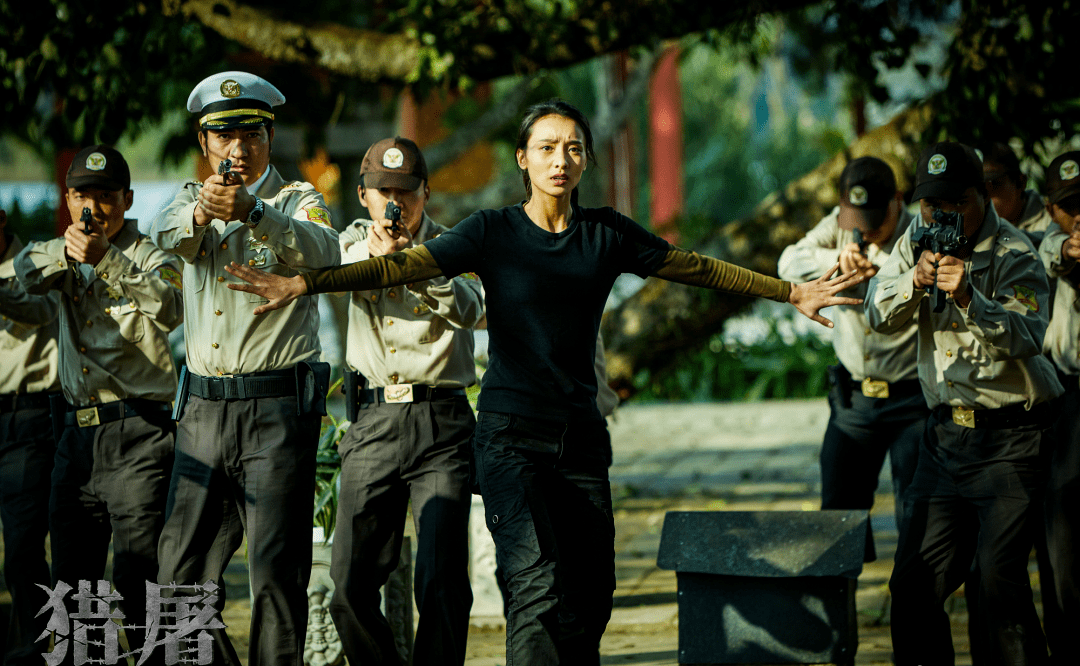 晓峰便让弟弟郭晓东挑战反面角色,透露关晓彤在电影中的警察形象非常