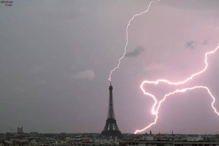 震撼巴黎埃菲尔铁塔被双闪电击中官方运营公司这么说