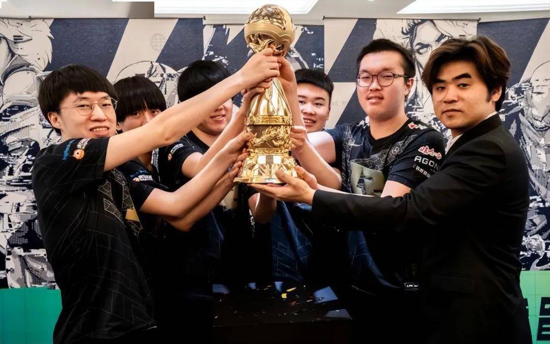 而这个msi冠军也是rng队史上的第三个msi冠军,他们也成为lol有史以来