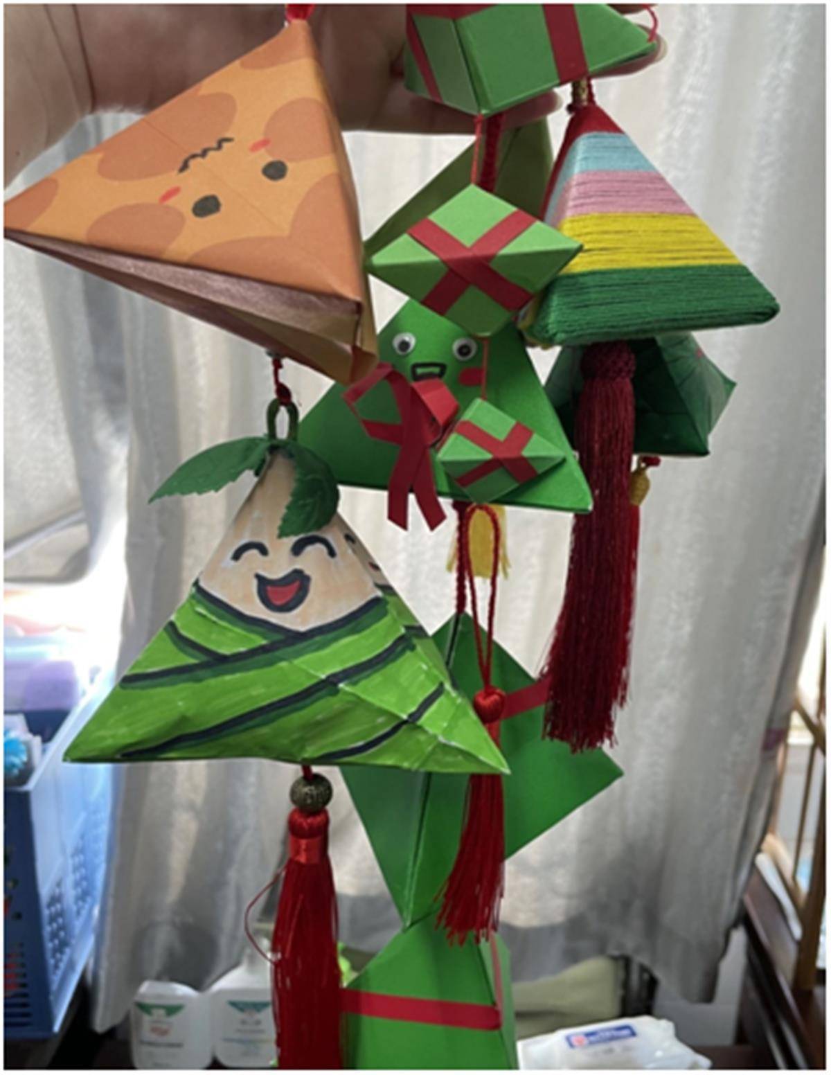 三四年的同学用彩纸和彩绳完成了"创意彩粽"手工制作,同学们发挥自己