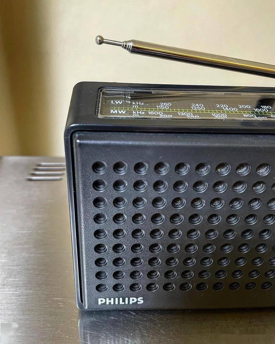 飞利浦便携式收音机上世纪80年代制造