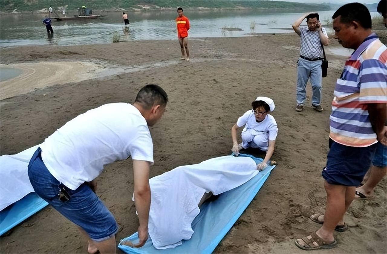 17岁高中生跳河自尽临死前留下遗书是班主任害了我因为什么